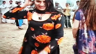 Desi pakistani shemales dance and boobs show