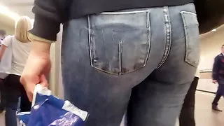 Round ass in tight jeans
