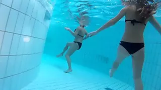 Stunning teen with beautifull ass underwater