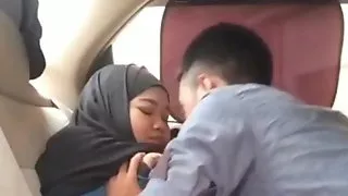 Indonesian MILF Licked by her BoyFriend in Car