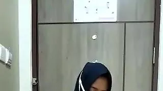 Hot hijab masturbating untill squirt