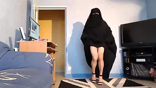 Musulmane seins nus en niqab et jilbab