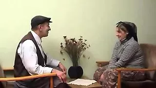 Yasli amca turbanli karisini sikiyor (Turkish)